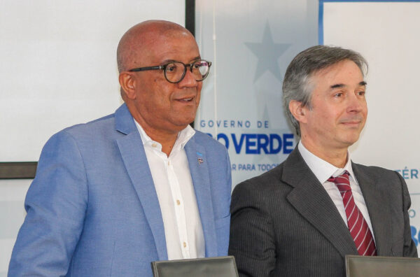O Presidente do EduQA e o ministro da Educação de Cabo Verde apresentam a pasta do protocolo assinado.