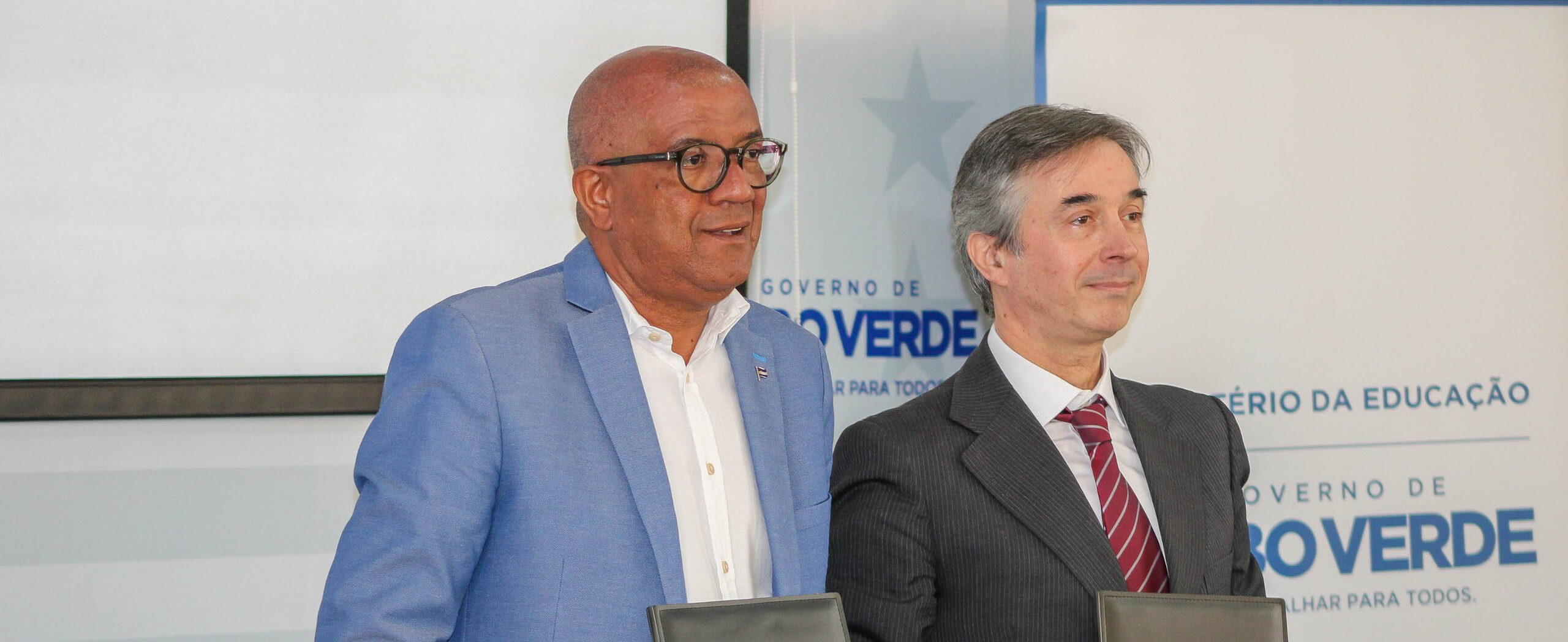 O Presidente do EduQA e o ministro da Educação de Cabo Verde apresentam a pasta do protocolo assinado.