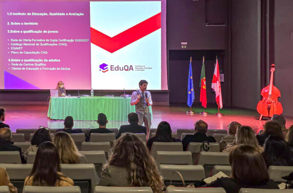 O vogal do Conselho Diretivo do EduQA falando aos participantes.