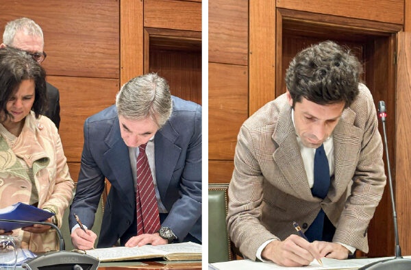 Luis Pereira dos Santos, Presidente do Conselho Diretivo do EduQA (à esquerda), e Guilherme Rocha, vogal do Conselho Diretivo do EduQA (à direita), assinam os termos de posse como representantes no CNE.