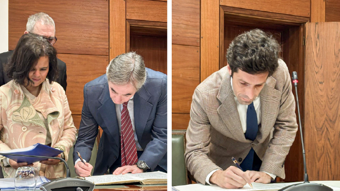 Luis Pereira dos Santos, Presidente do Conselho Diretivo do EduQA (à esquerda), e Guilherme Rocha, vogal do Conselho Diretivo do EduQA (à direita), assinam os termos de posse como representantes no CNE.
