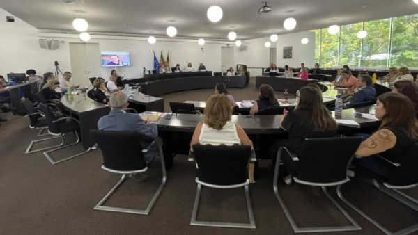 Fotografia relativa à Conferência “Direitos Humanos e Desinformação – A educação como resposta à manipulação”