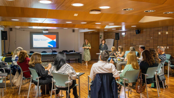 Foto de docentes e formadores de escolas com ensino profissional na ação de capacitação