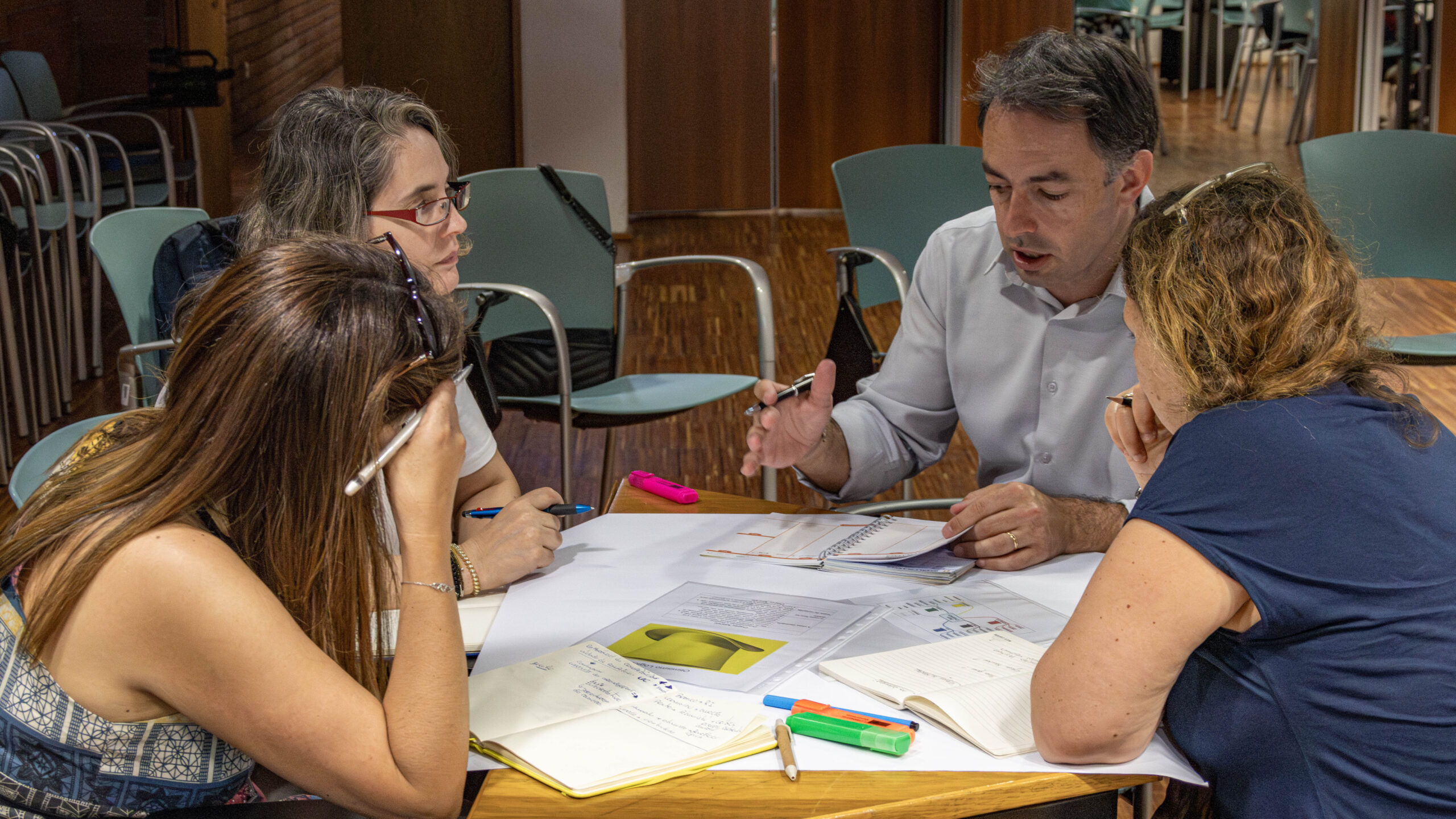 Foto de docentes e formadores de escolas com ensino profissional na ação de capacitação