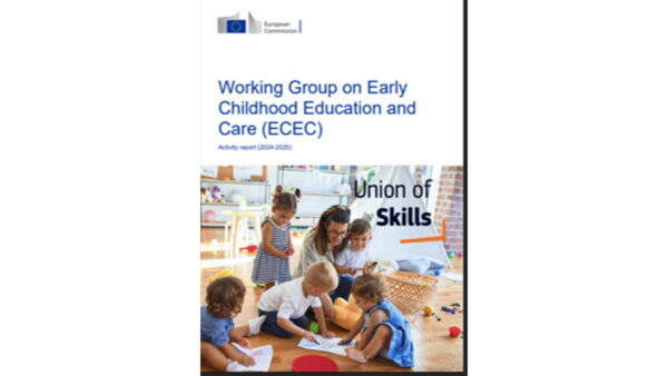 Capa do relatório de atividades 2024-2025 do Working Group on Early Childhood Education and Care, da Comissão Europeia, com o título "Union of Skills" sobre a foto de crianças a brincar numa sala de aula com uma educadora.