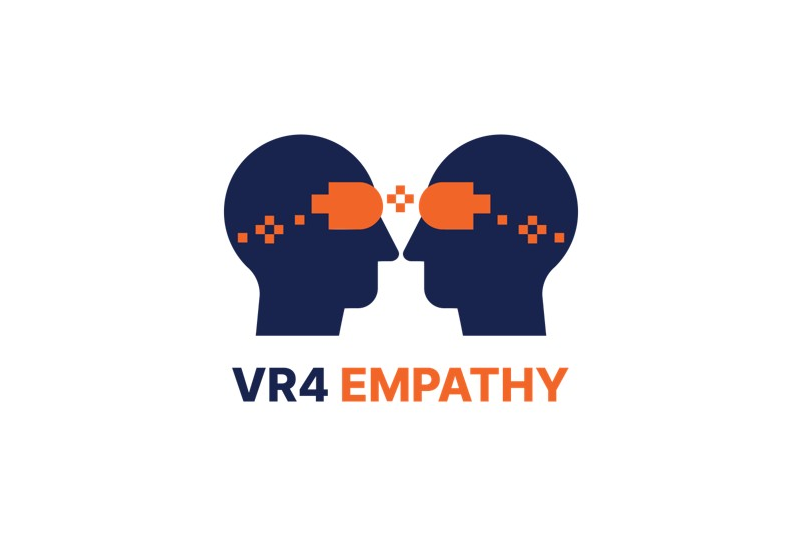 Logótipo «VR4 EMPATHY», com duas silhuetas humanas frente a frente, ligadas por elementos gráficos laranja que simbolizam a empatia e a comunicação.